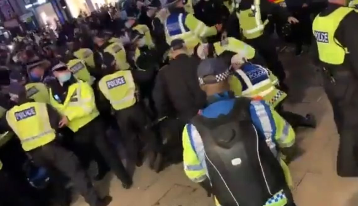 104 osoby zatrzymane w trakcie protestów antycovid'owych w Londynie