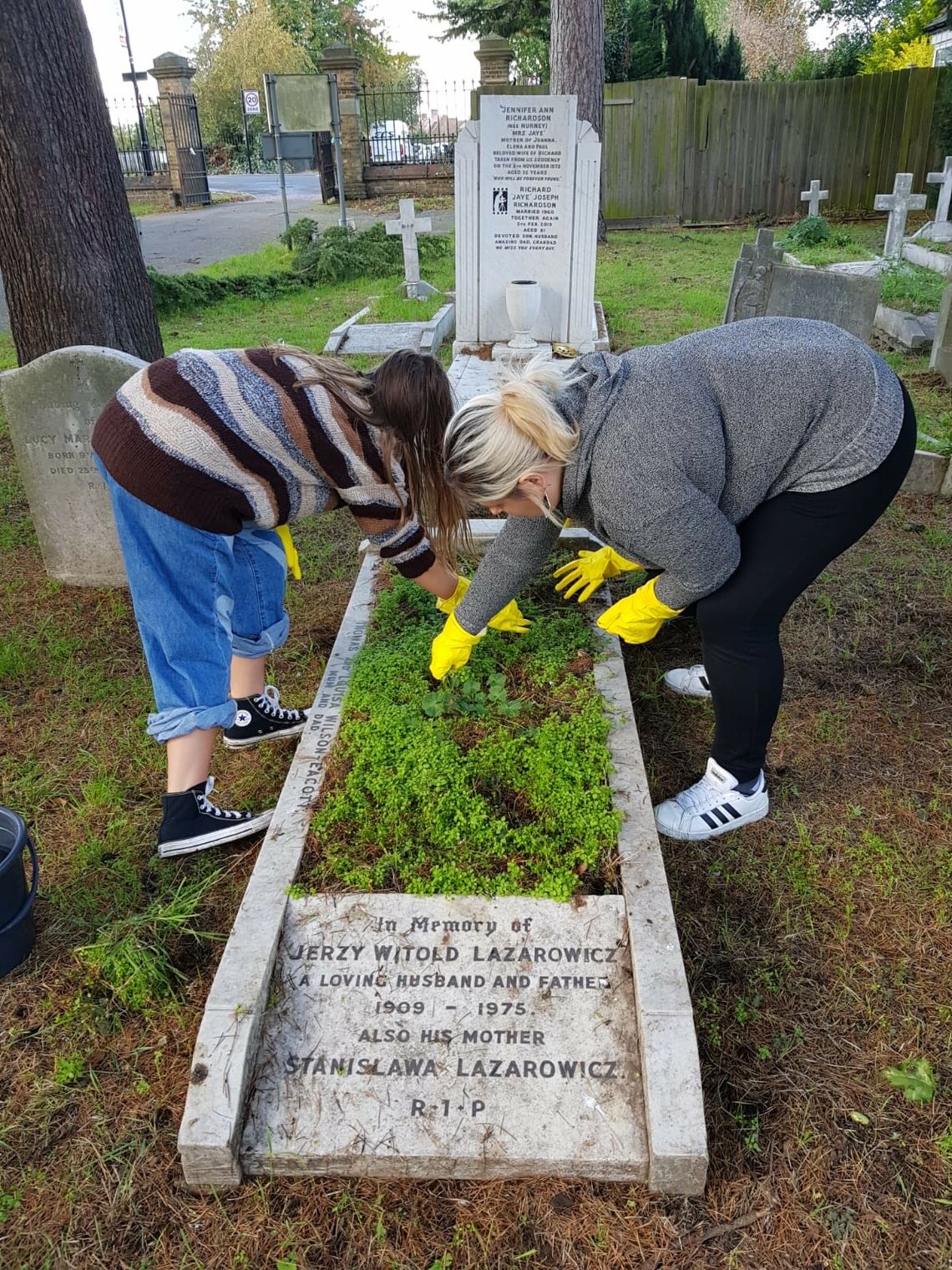 Akcja "Sprzątanie polskich grobów" jako Strażnicy Narodowej Pamięci