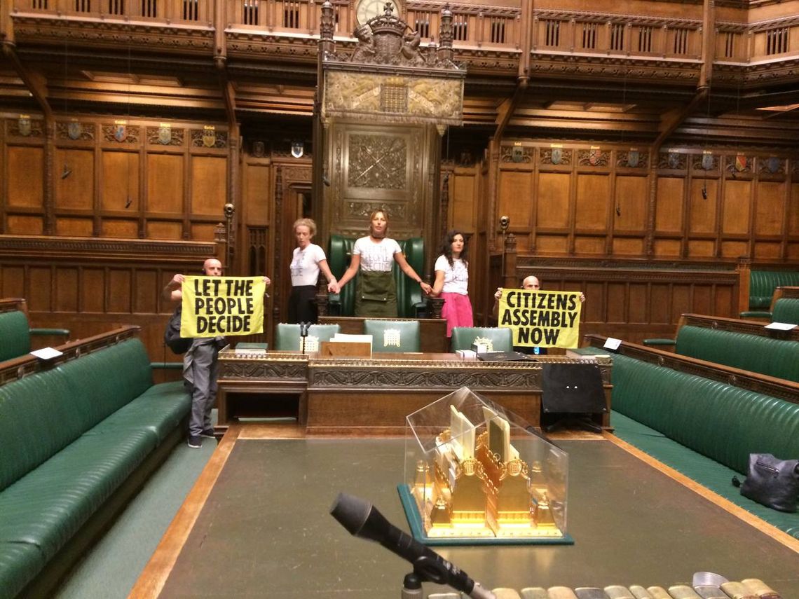 Aktywiści wtargnęli na salę obrad Izby Gmin