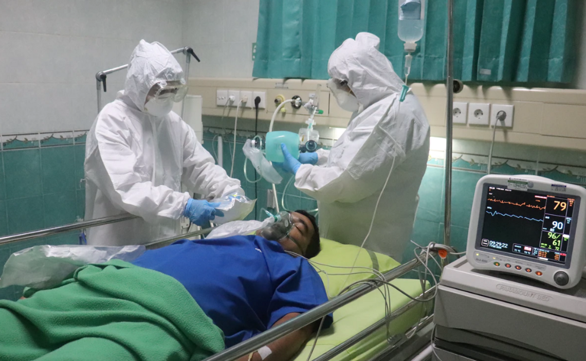 Anglia: Paraliż szpitali - placówki mają zwolnić łóżka dla pacjentów z Covid-19