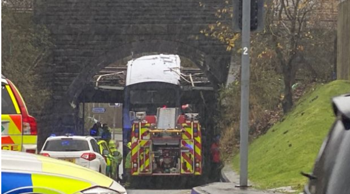Autobus uderzył w most, są ranni