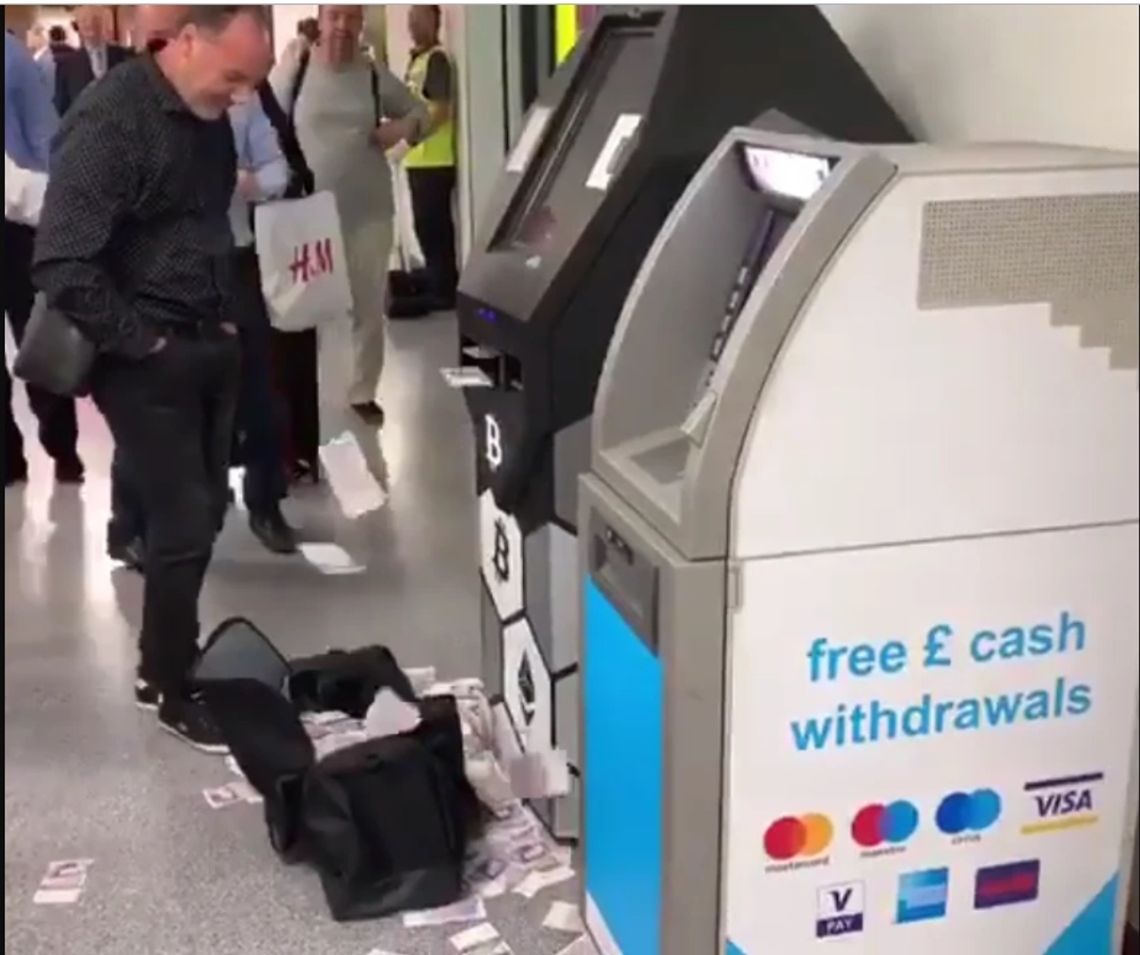 Bankomat polskiej firmy wyrzucał banknoty 20-funtowe na stacji metra w Londynie