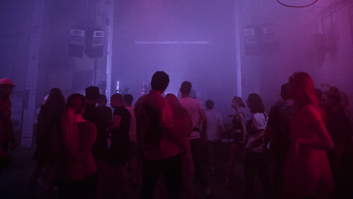 Birmingham: Nielegalna impreza w klubie nocnym, w środku było 150 osób