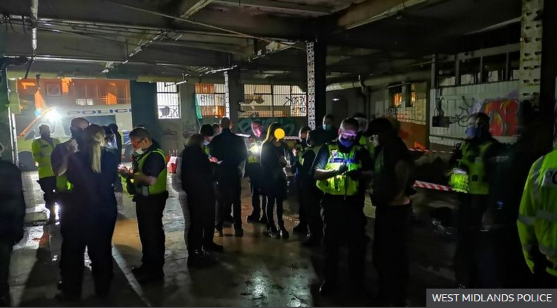 Birmingham: Policjanci przerwali imprezę na której bawiło się 150 osób