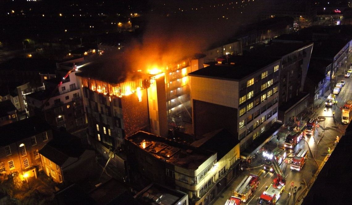 Bolton: Okładzina na elewacji przyspieszyła pożar?