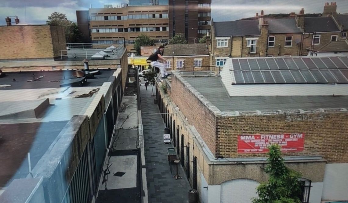 Brawurowe skoki między dachami londyńskich domów - policja przerażona