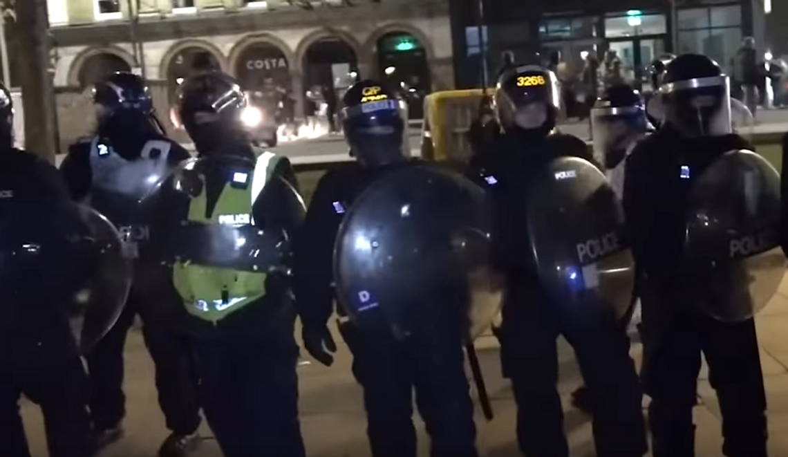 Bristol: Ludzie wyszli na ulice miasta, aresztowano 14 osób