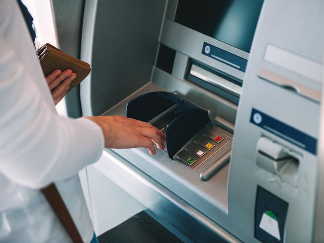 Brytyjczycy coraz rzadziej korzystają z bankomatów