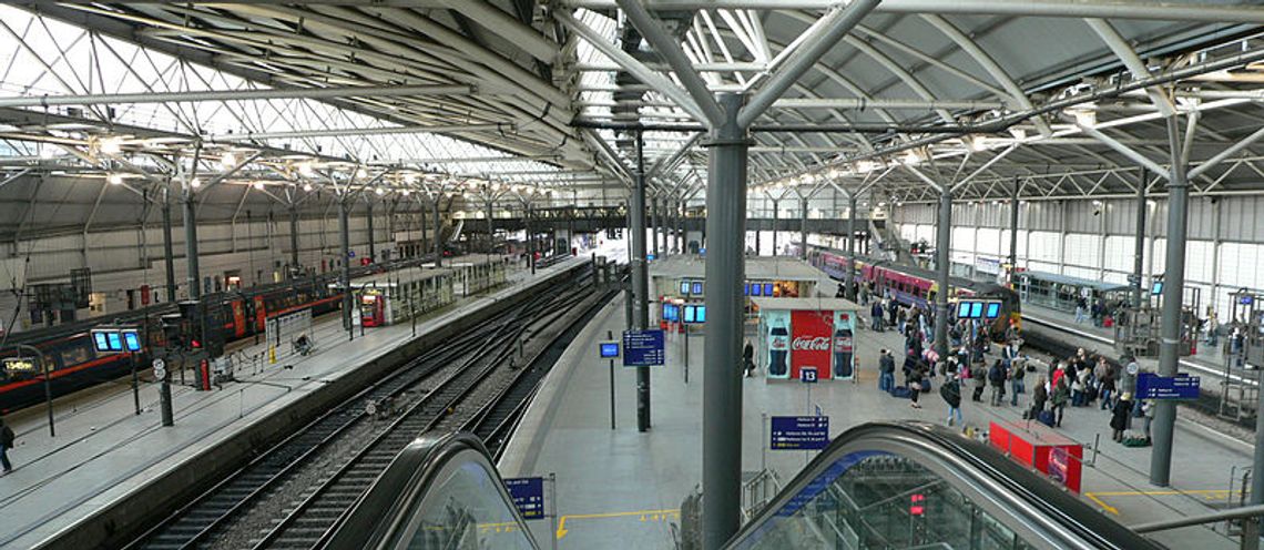 Chaos na stacji w Leeds – kilkugodzinne opóźnienia pociągów!