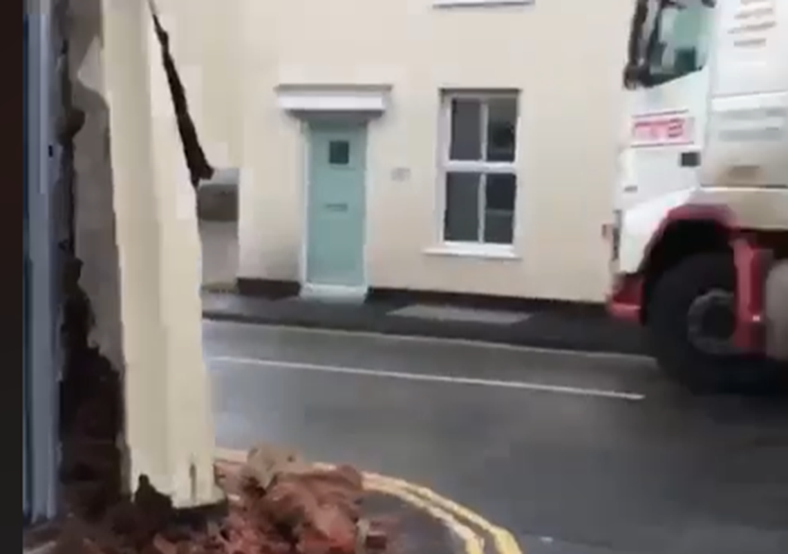 Ciężarówka wjechała w dom -video