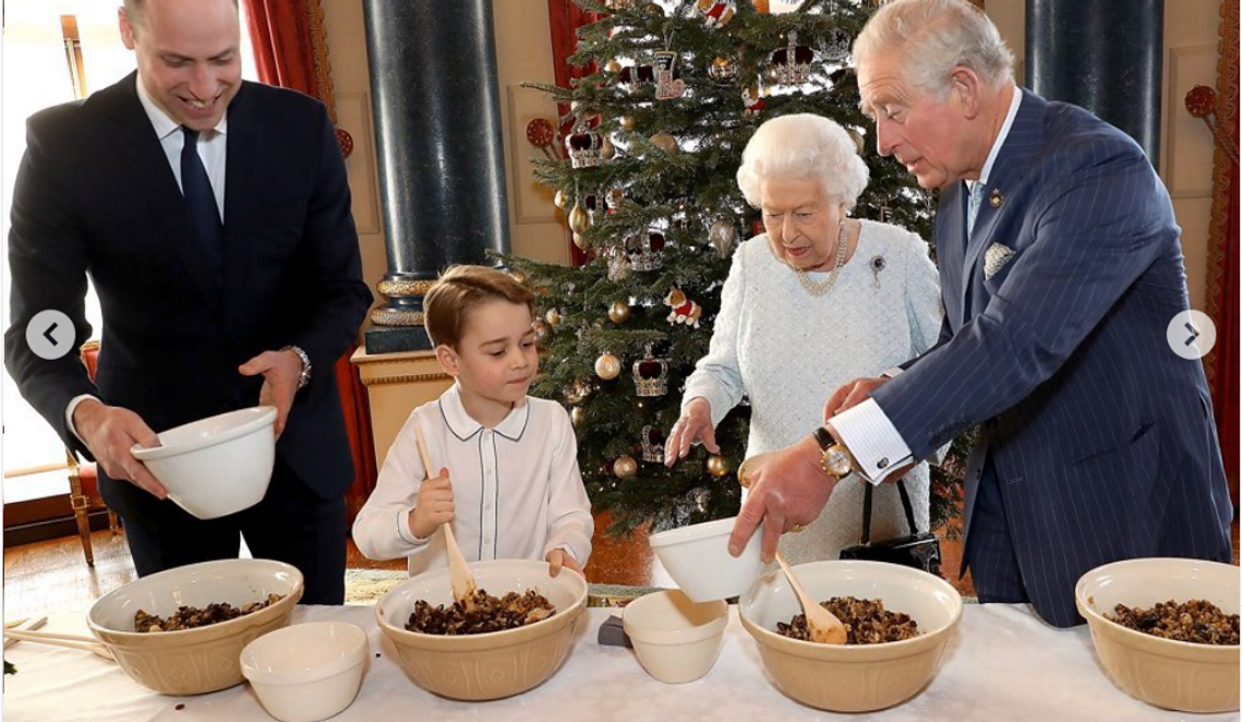 Cztery pokolenia Royal Family przy świątecznym puddingu