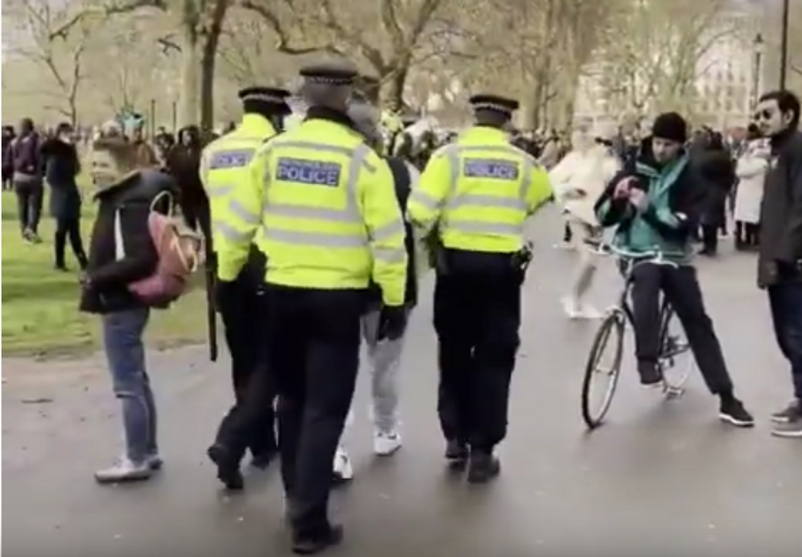 Demonstracja przeciwko lockdown’owi w Hyde Parku