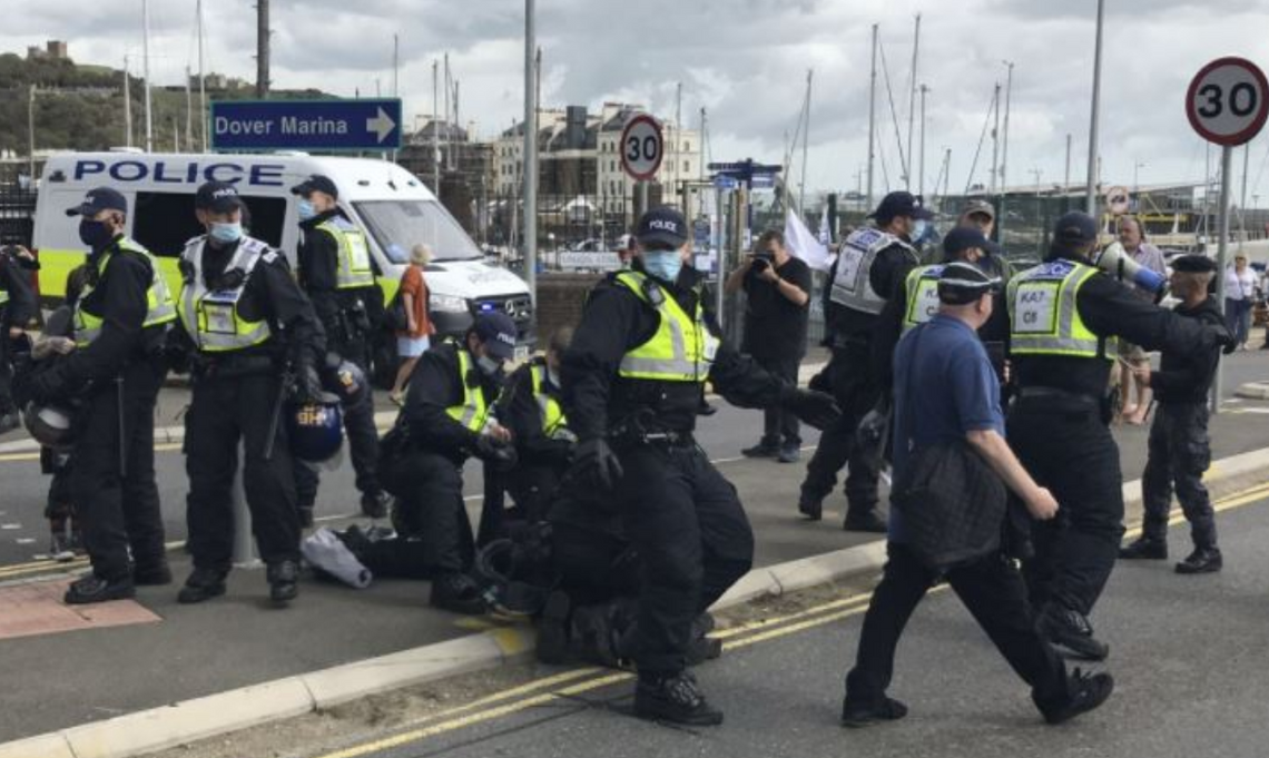 Dover: Protesty przeciwko imigrantom, demonstranci zablokowali drogę A20