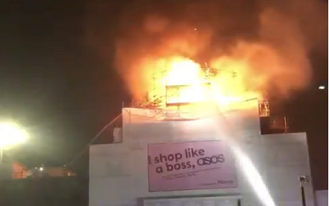 Dziesiątki strażaków walczyły w pożarem w Camden