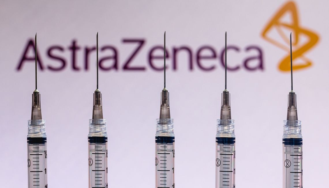 EMA: Nie ma dowodów, że wiek jest czynnikiem ryzyka przy szczepieniu AstraZeneką