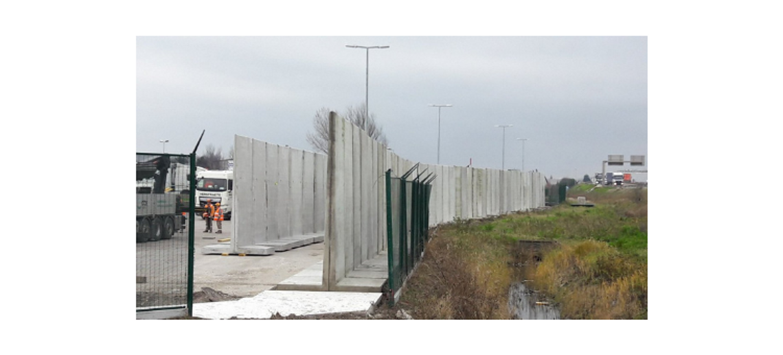 Francuzi budują wysoki mur na parkingu ciężarówek w Calais