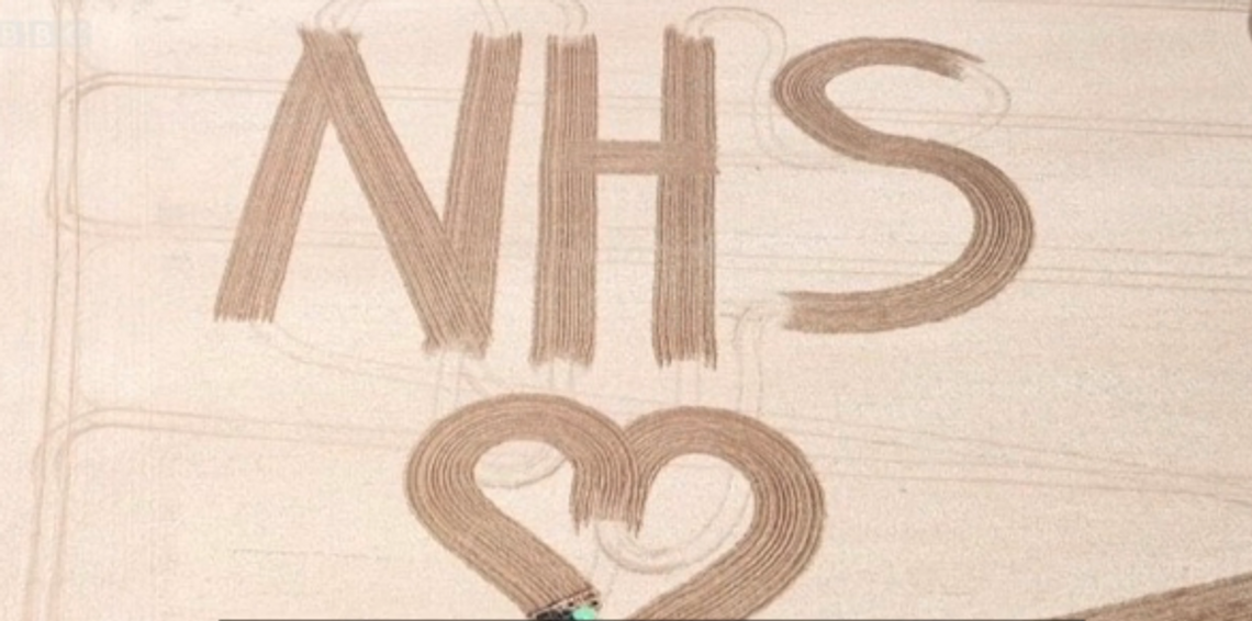 Gigangtyczny napis NHS na polu - niezwykły hołd dla lekarzy i pielęgniarek