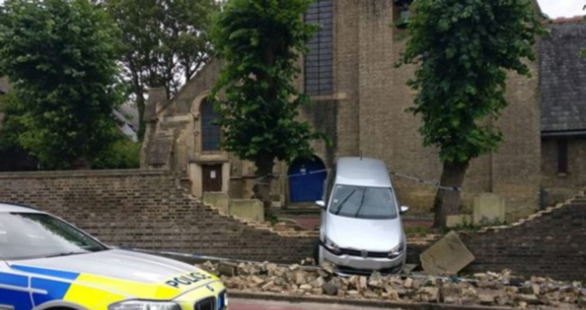 Kierowca wjechał w mur kościoła