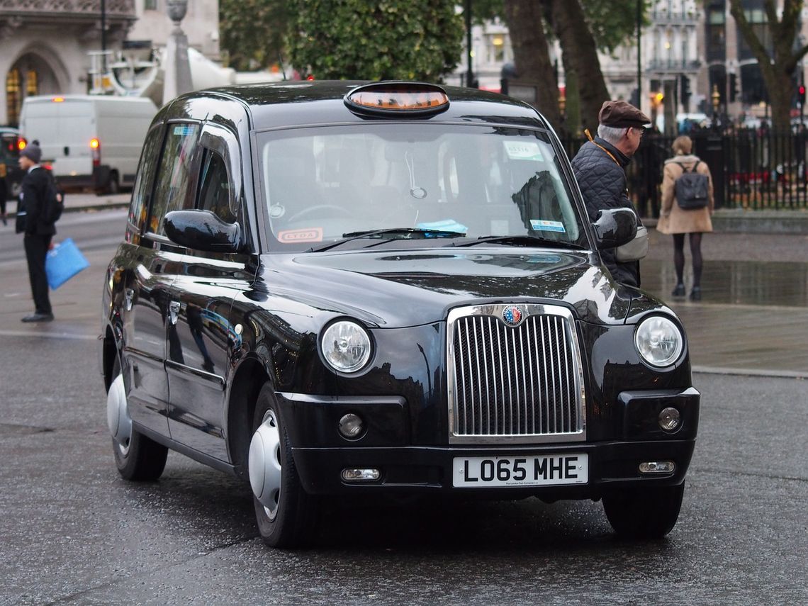 Kierowcy tradycyjnych, czarnych taksówek podali do sądu firmę Uber