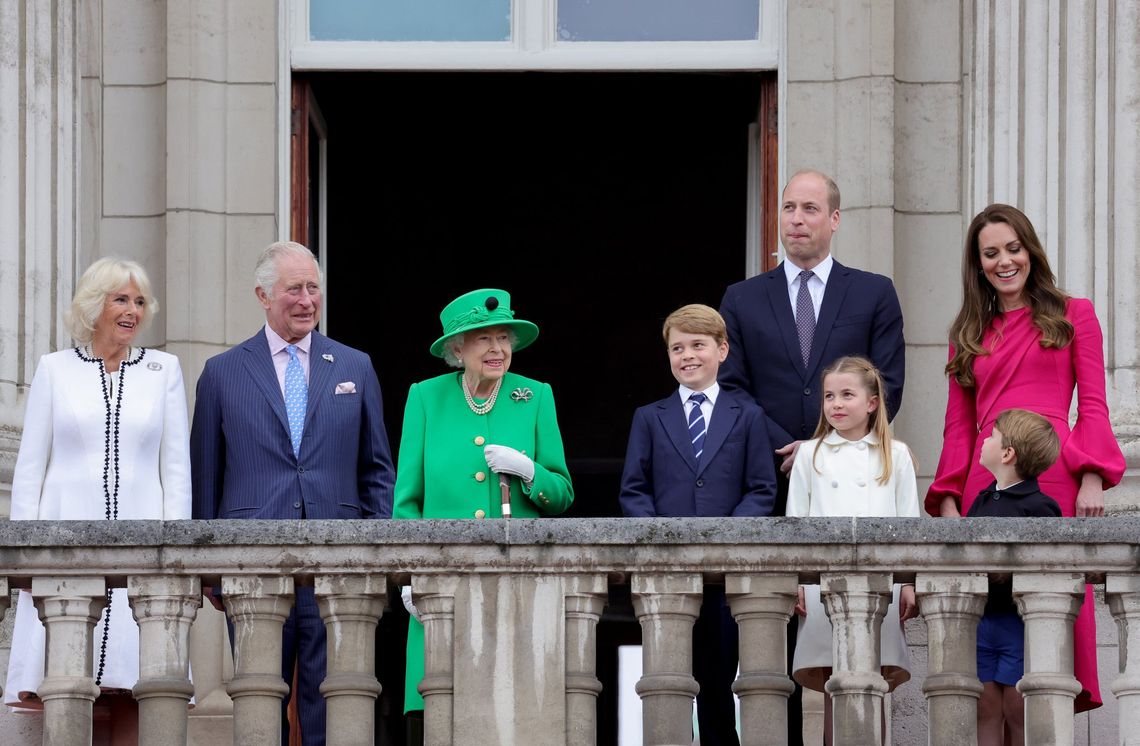 Królowa pozdrowiła tłum z pałacowego balkonu na zakończenie jubileuszu