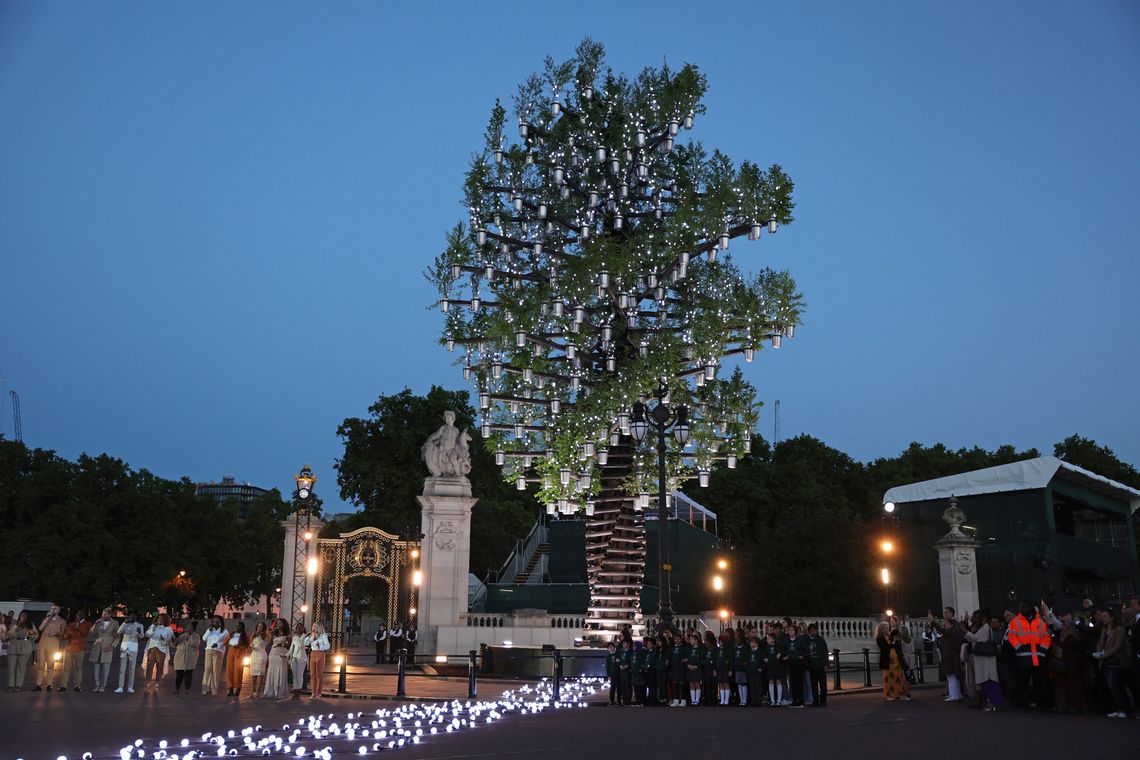 Królowa zainicjowała „chain of lights”