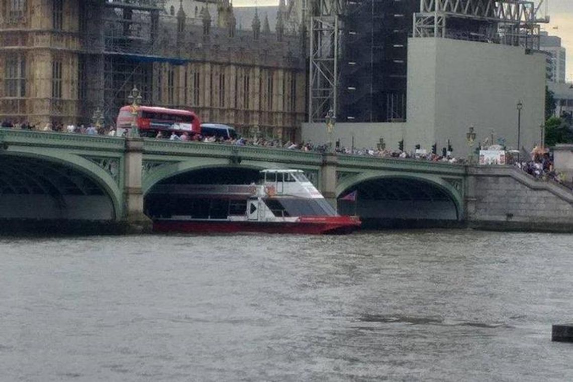 Łódź turystyczna uderzyła w Westminster Bridge