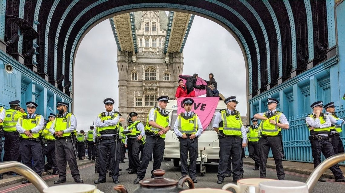 Londyn: Aktywiści zablokowali Tower Bridge.