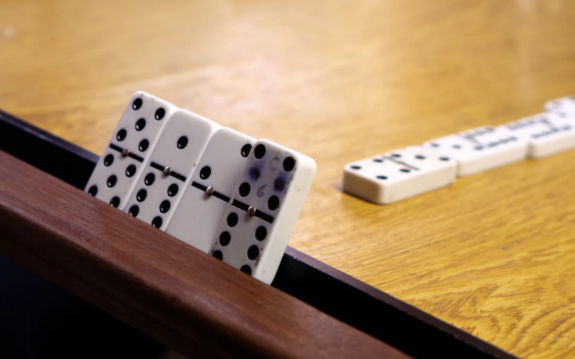 Londyn: Amatorzy gry w domino skryli się przed policją na tyłach restauracji