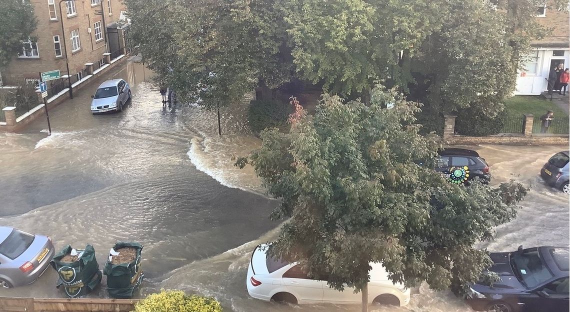 Londyn: Awaria wodociągu, zalane ulice i auta