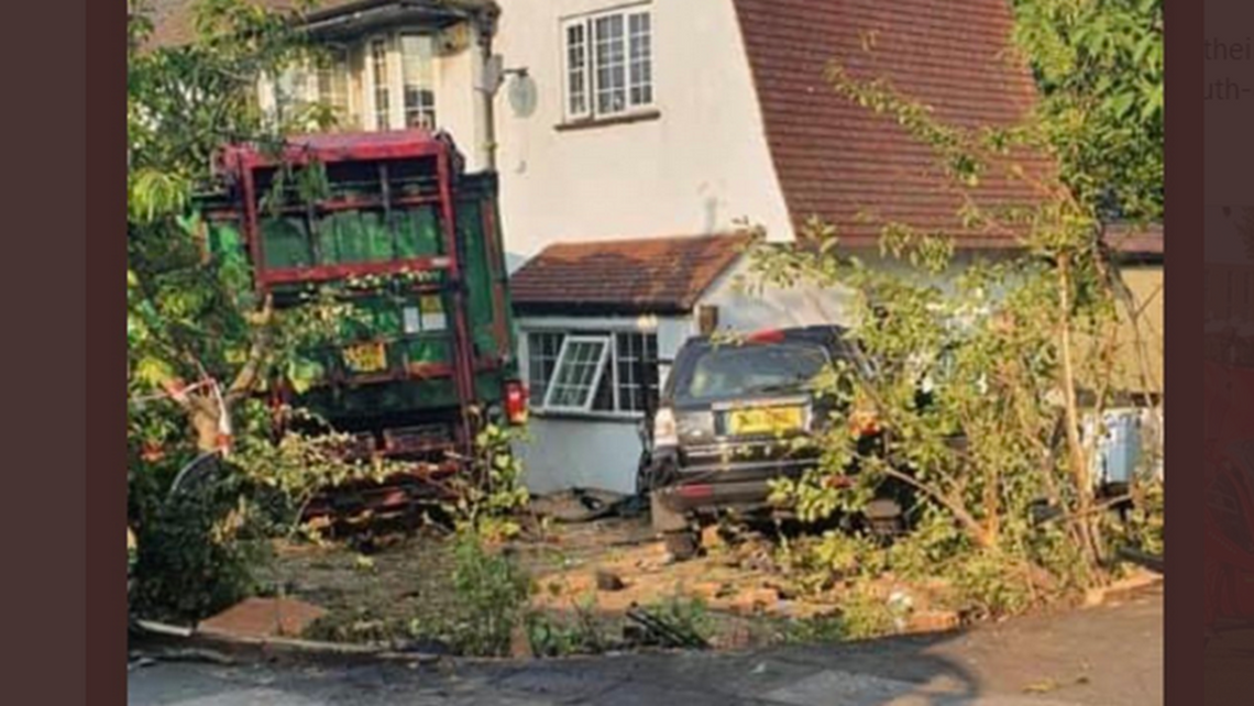 Londyn: Jedna osoba nie żyje po tym jak ciężarówką uderzyła w dom i 2 osobówki