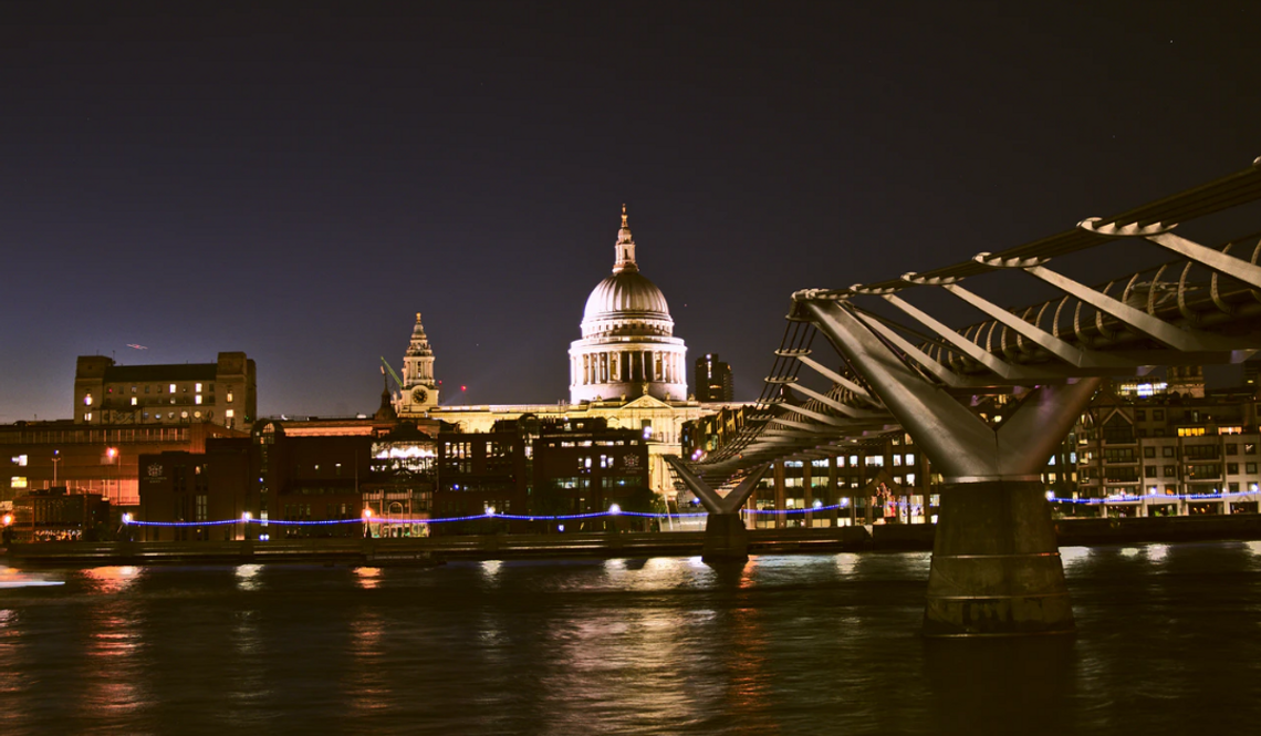 Londyn: Mino nowych obostrzeń, po 22:00 ulice Londynu tętniły życiem, spada jednak liczba odwiedzających stolicę UK