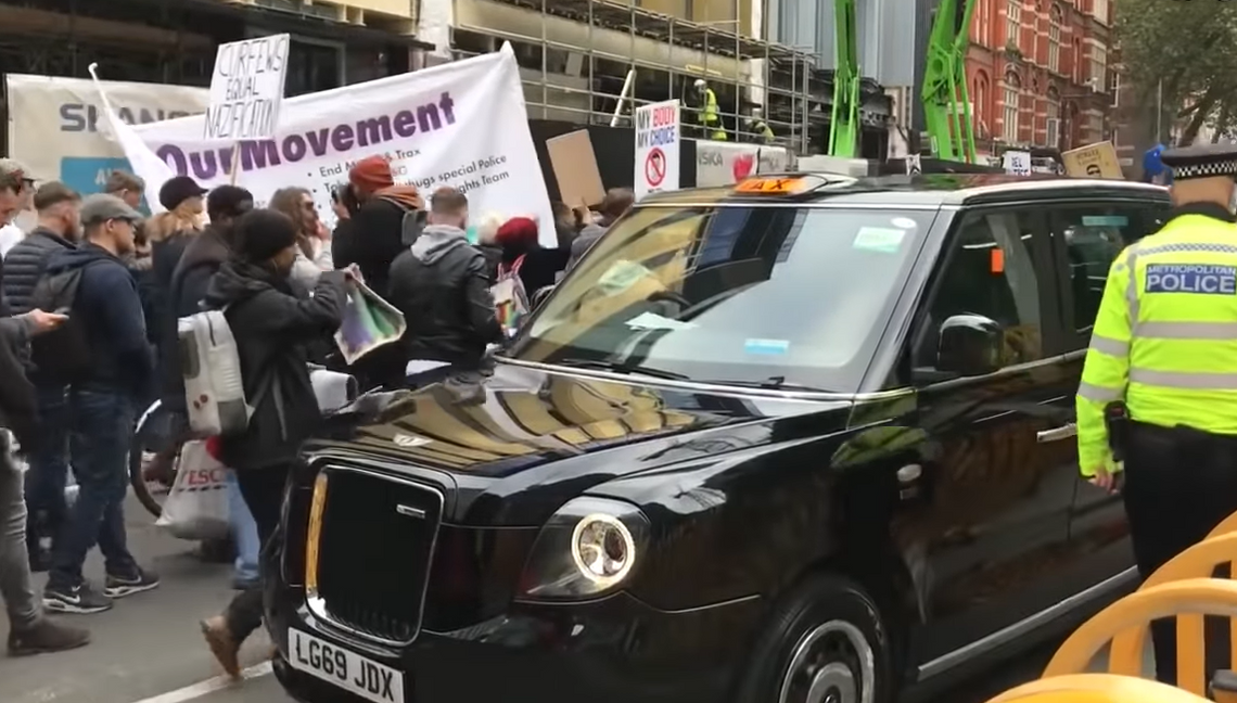 Londyn: Protest przeciwko ograniczeniom