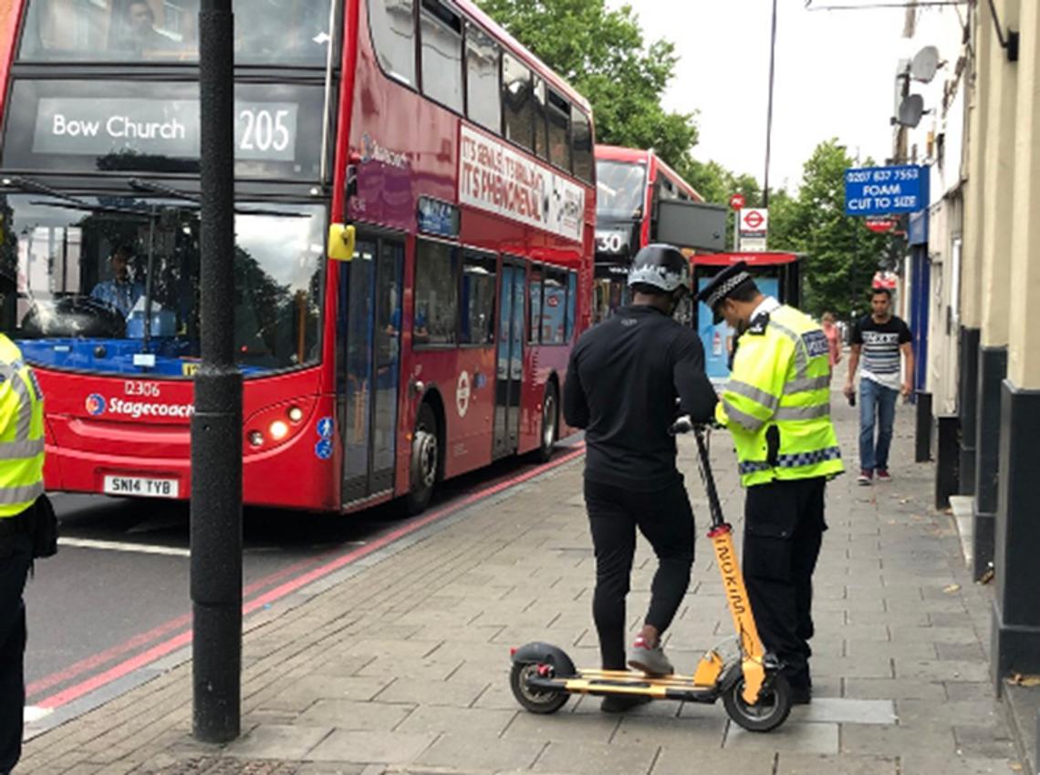 Londyńska policja walczy z użytkownikami e-scooter'ów 