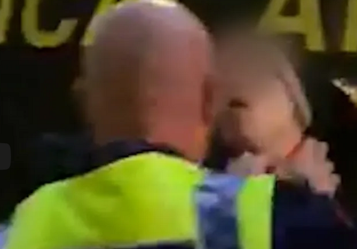 Manchester: Policjant dusił nastolatka? Zobaczcie wideo!