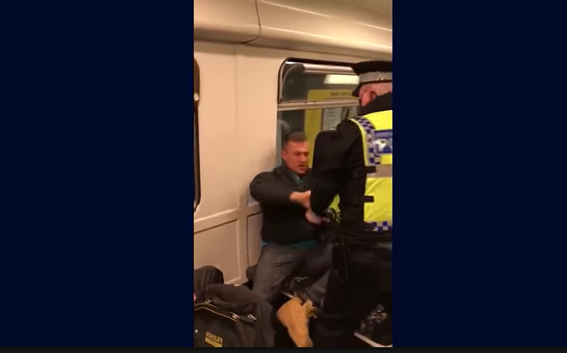 Mężczyzna jechał w pociągu bez maski, policjant użył gazu pieprzowego