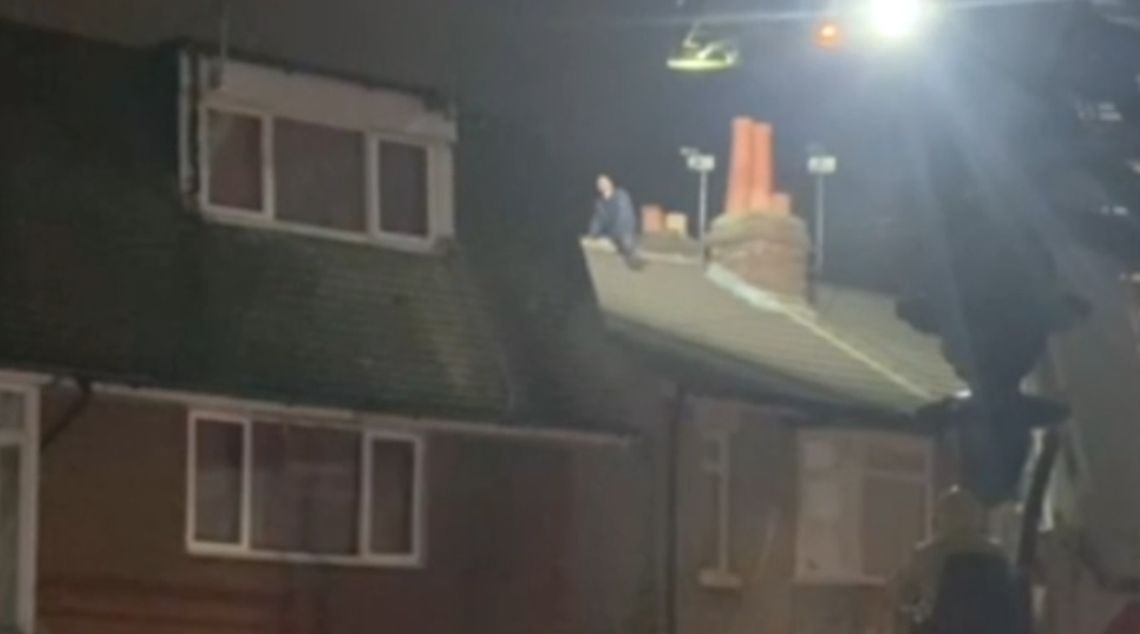 Mężczyzna uciekł na dach w trakcie nielegalnej imprezy 