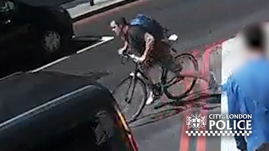 Mężczyzna zaatakowany na ulicy przez rowerzystę