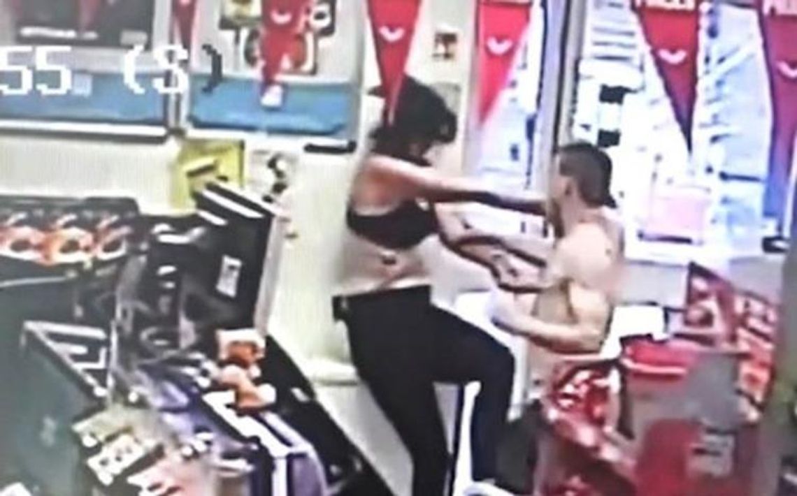Naćpana kobieta z nożem w ręku zaatakowała mężczyznę w sklepie (video)