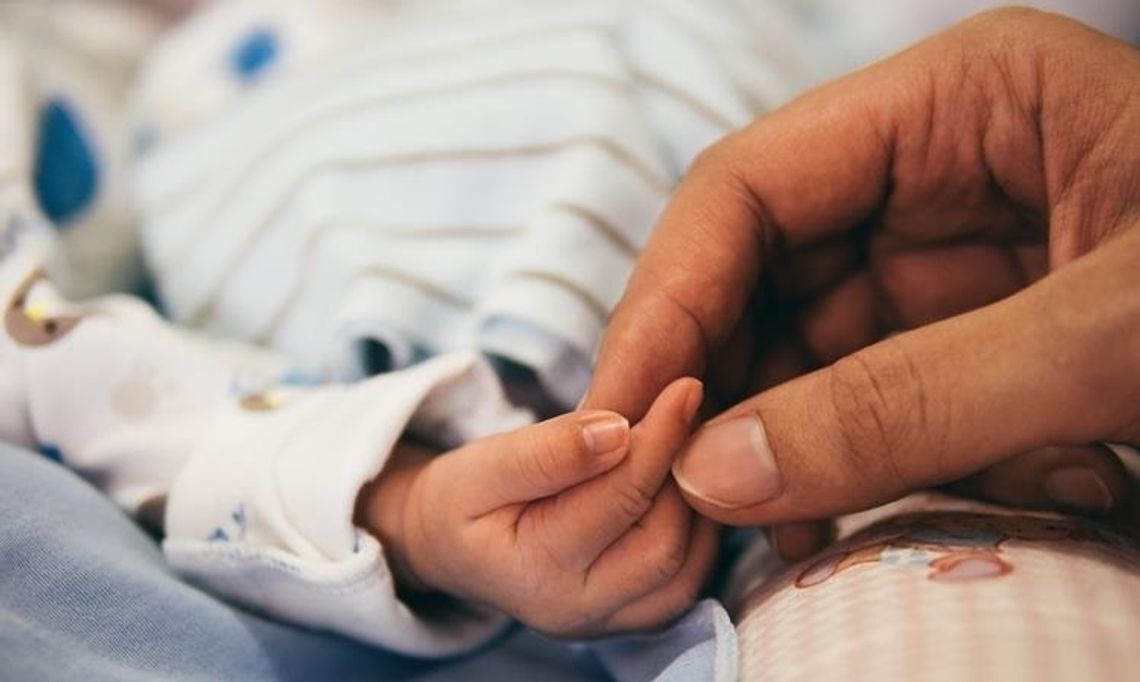 Noworodek poważnie zachorował po porodzie, matka walczy o badania dla ciężarnych