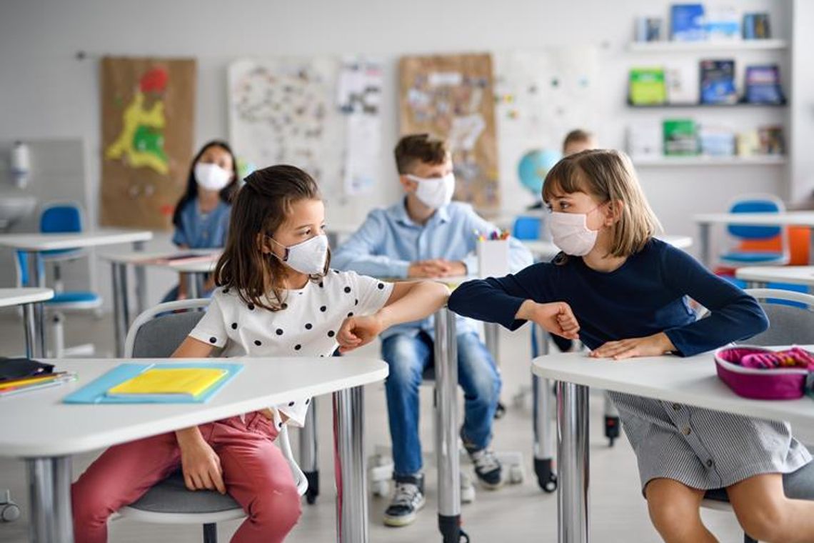 Nowy rok szkolny - w wielu krajach uczniowie i nauczyciele testowani na obecność koronawirusa
