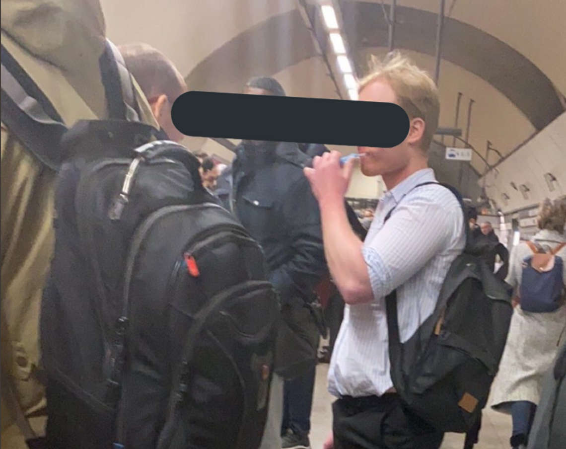 Obciach roku, mężczyzna pluje pastą do zębów w metrze