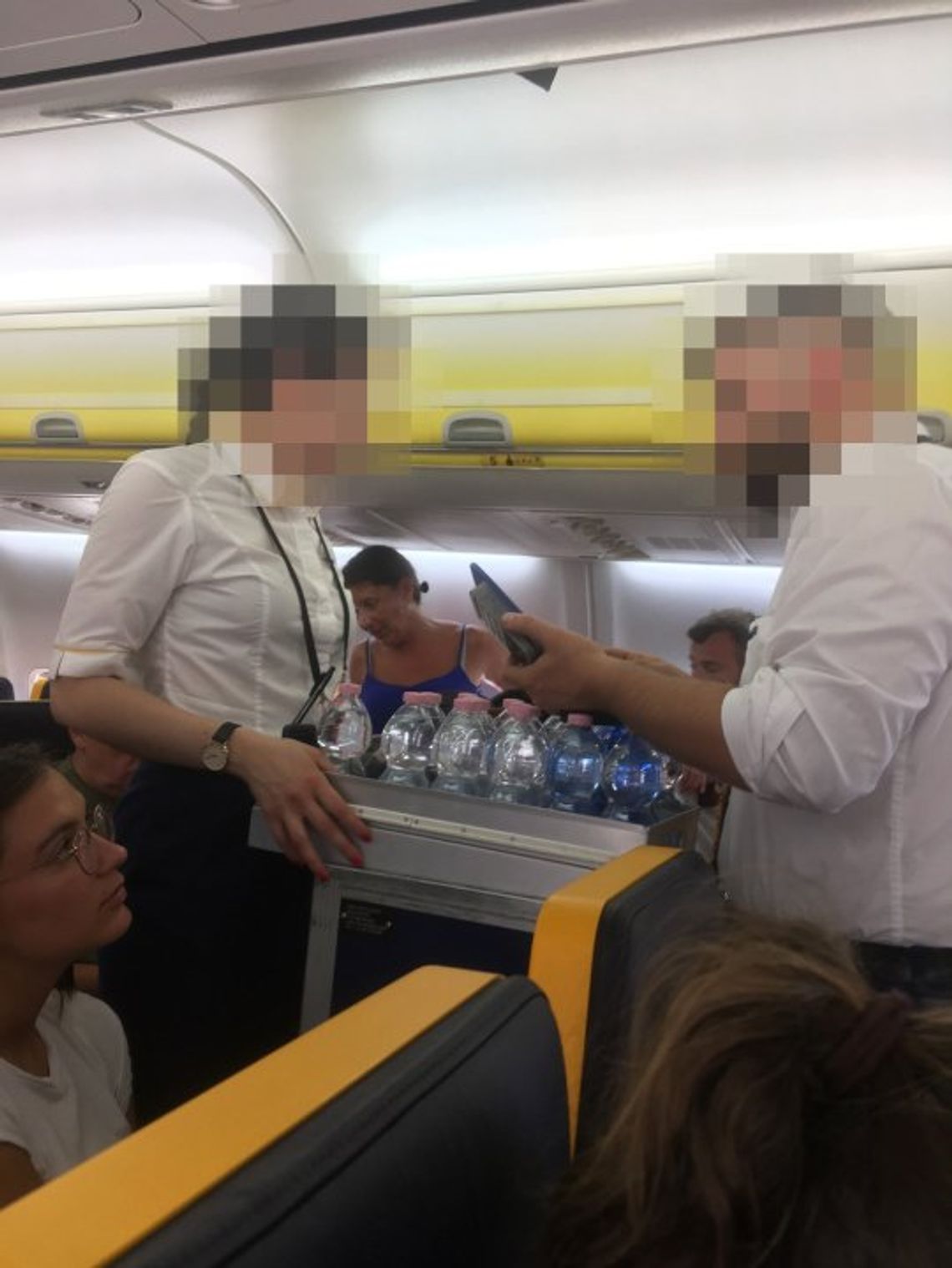 Oburzeni pasażerowie Ryanair  - musieli płacić za wodę mimo upału