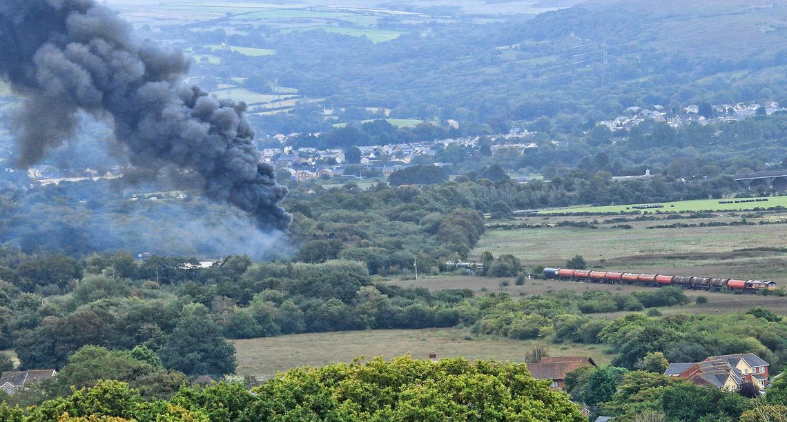 Ogromny pożar pociągu towarowego w Walii 