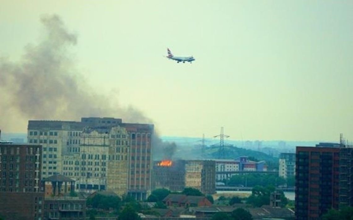 Ogromny pożar w Londynie, samoloty latały w kłębach dymu 