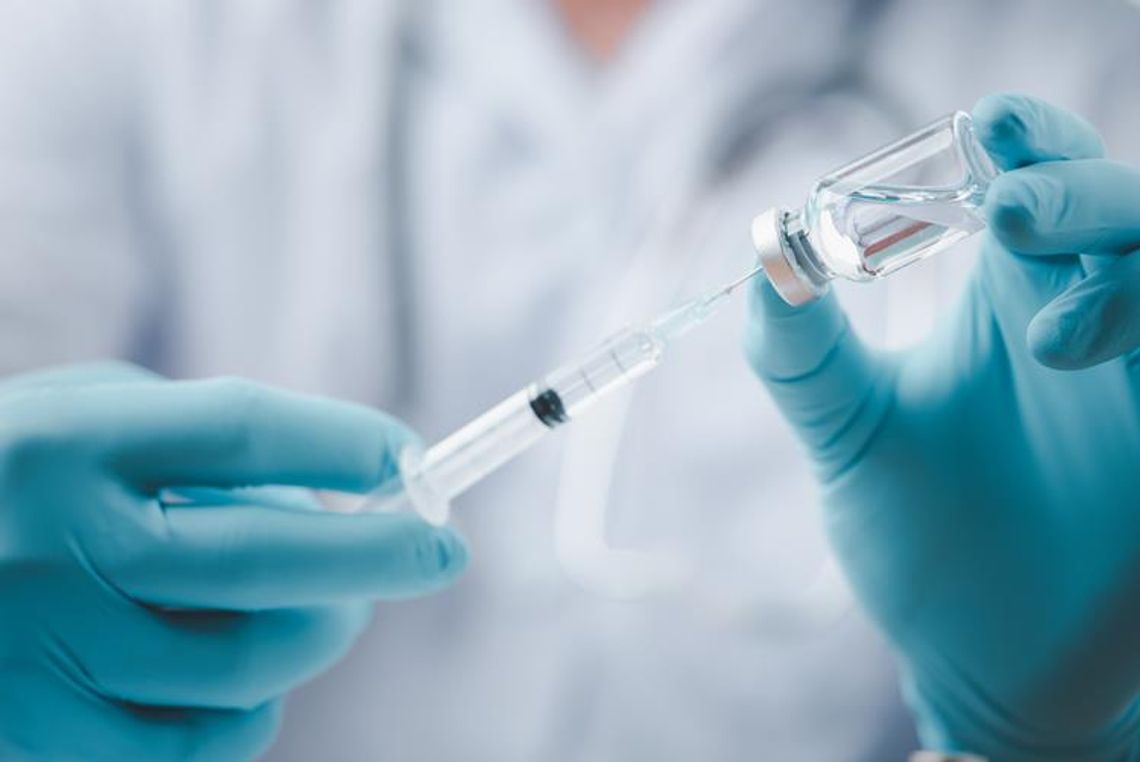 Osoby w wieku 32-33 lat mogą zgłosić się na szczepienie, tymczasem rząd stawia na badanie ściaków pod kątem koronawirusa!