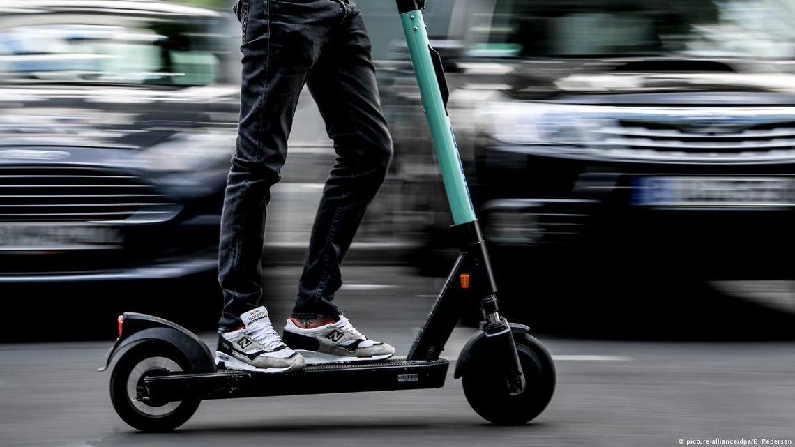 Ostrzeżenie przed zagrożeniem jakie stanowią baterie w elektrycznych rowerach i hulajnogach