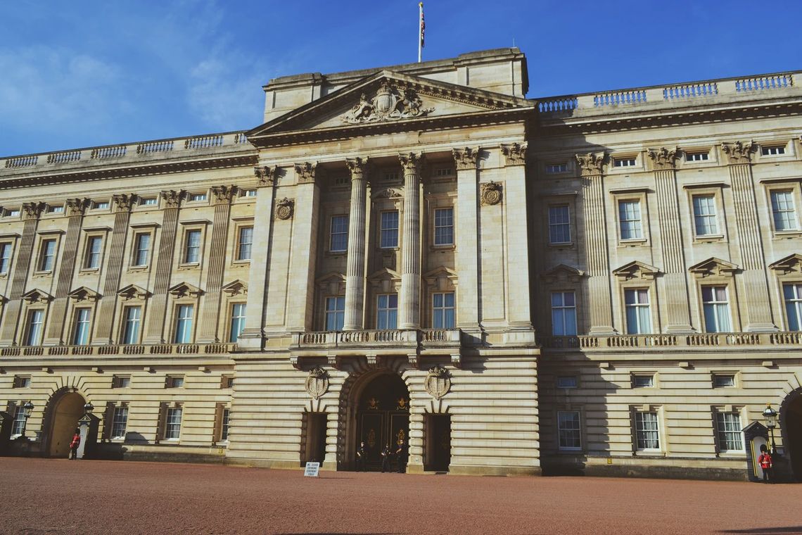 Pałac Buckingham pusty, królowa Elżbieta II i Książę Filip opuścili pałac w Londynie.