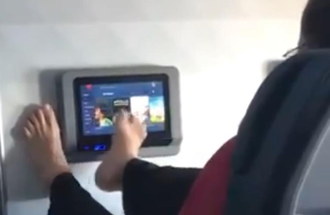 Pasażer z lenistwa używał stóp do obsługi ekranu dotykowego