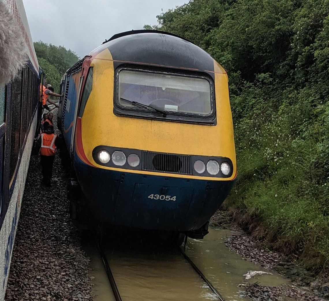 Pasażerowie utknęli w pociągu przez zalane tory
