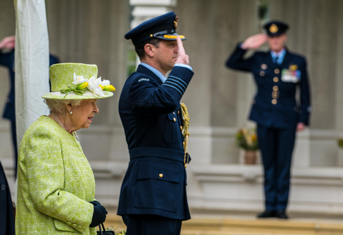 Pierwsze publiczne wyjście Elżbiety II w tym roku, Królowa była bez maseczki